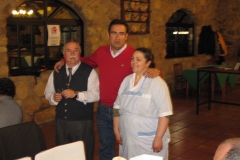 Felipe con el dueño y la cocinera